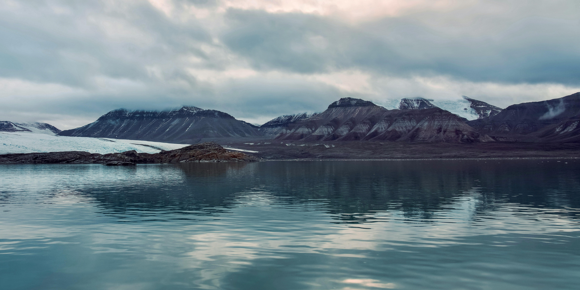 Nordiskt landskap: glaciär och stilla hav