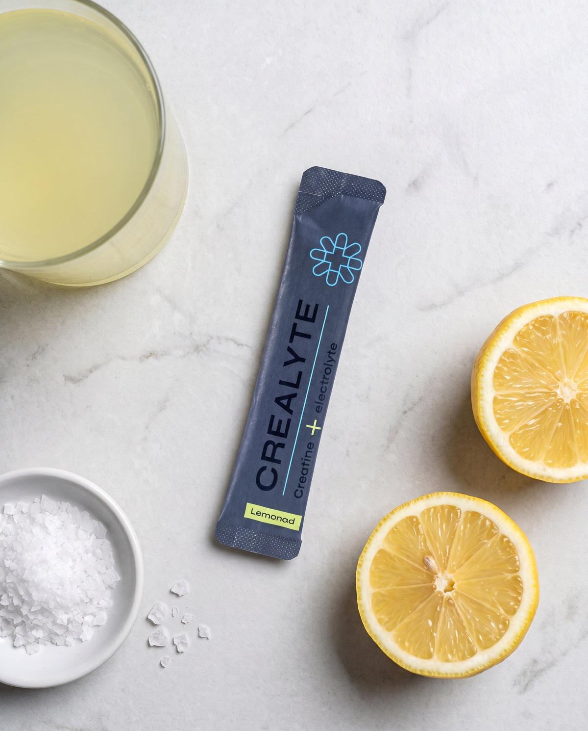 Crealyte-stick med halverade citroner, flingsalt och ett glas lemonad