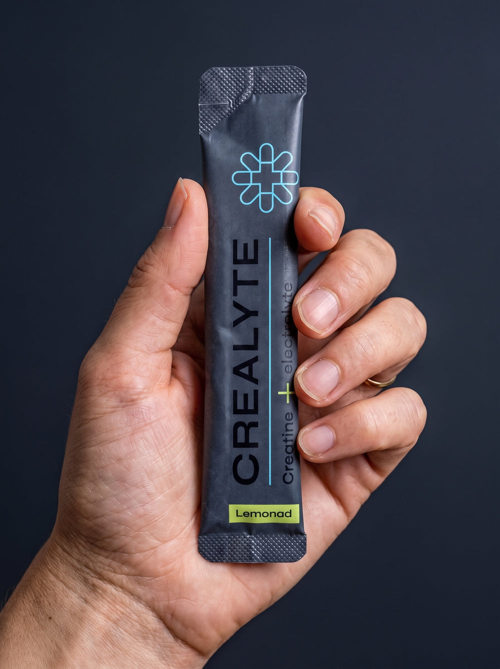 En hand som håller en stick Crealyte
