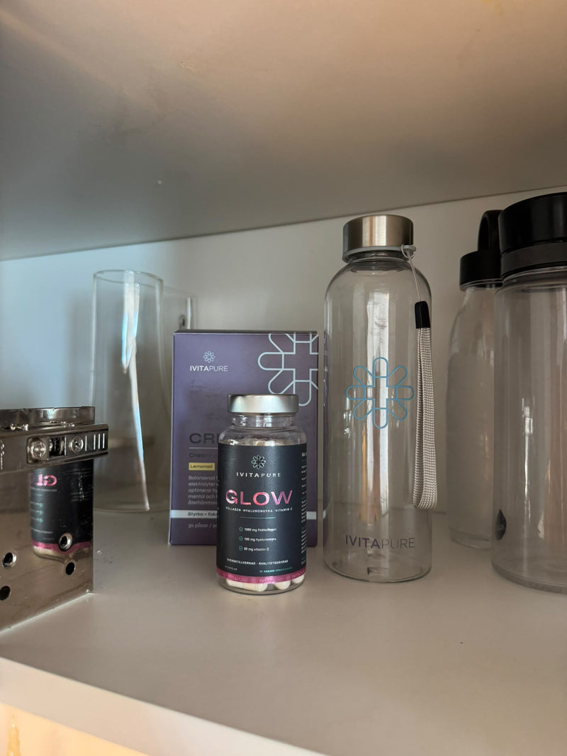 Johanna har en burk Ivitapure Glow på hyllan, med Crealyte och flaskan bakom