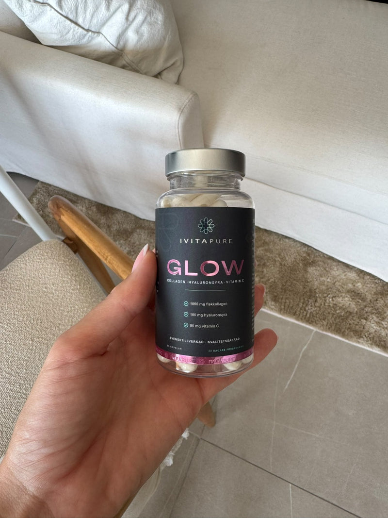 Sara håller en burk Ivitapure Glow i handen